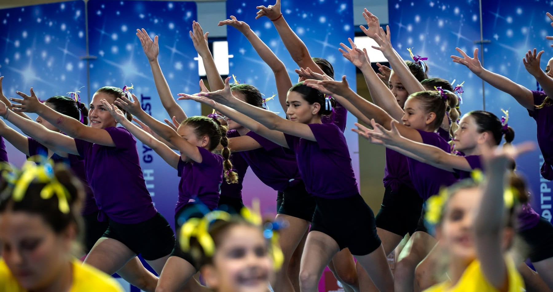 Αθλήτριες σε ομαδική επίδειξη στο Amfitriti Gym Fest
